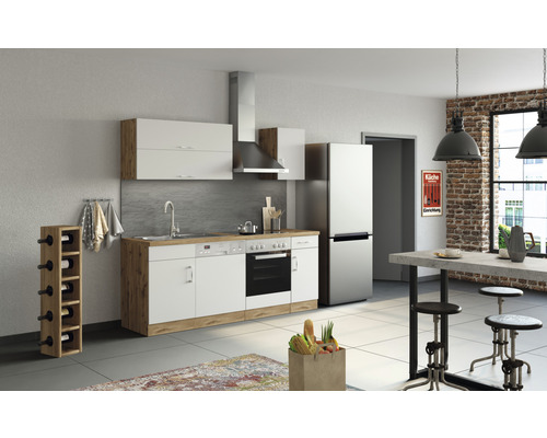 Moderne Küche mit Küchenzeile, Dunstabzugshaube, Kühlschrank, Weinflaschenregal und Esstisch.