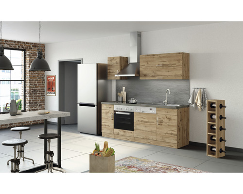 Helle Küche mit Küchenzeile in Holzoptik, Spüle, Herd, Dunstabzugshaube, Kühlschrank, Esstisch und Weinständer.