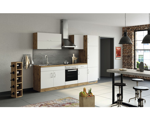 Moderne Küche mit weißen Fronten, Arbeitsplatte in Holzoptik und Edelstahlgeräten in einem hellen Raum.