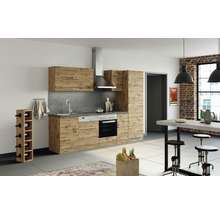 Moderne Küche mit Holzfronten, Spüle, Herd, Dunstabzugshaube und Weinregal