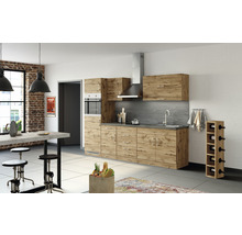 Moderne Küche mit Küchenschränken, Dunstabzugshaube, Spüle und Weinständer.