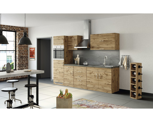 Moderne Küche mit Küchenschränken, Dunstabzugshaube, Spüle und Weinständer.