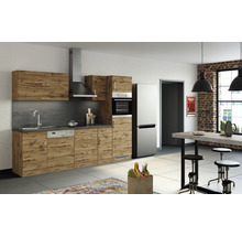 Helle Küche mit Küchenzeile in Holzoptik, Dunstabzugshaube und Edelstahlkühlschrank.