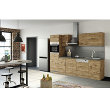 Moderne Küche mit Küchenzeile, Spüle, Herd, Dunstabzugshaube, Küchenschränken und Kühlschrank.