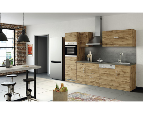 Moderne Küche mit Küchenschränken, Spüle, Herd, Dunstabzugshaube, Kühlschrank und Esstisch