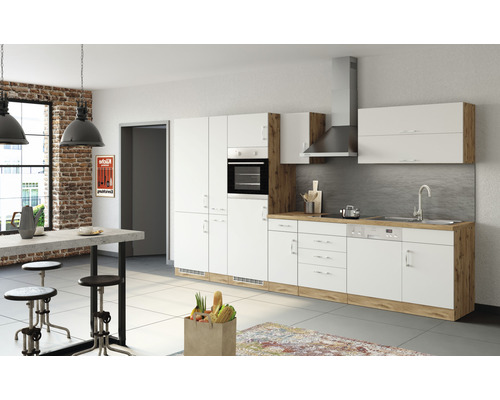 Helle Küche mit weißen Schränken und Holzelementen, Esstisch und Stühlen.