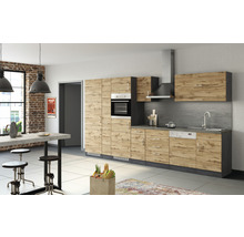Helle Einbauküche mit Holzdekor, Arbeitsplatte, Spüle und Elektrogeräten in modernem Design.