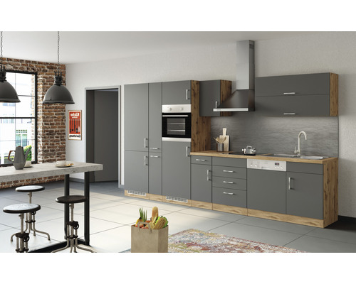 Moderne Küche mit grauen Schränken, Holzdetails und einer Kochinsel mit Barhockern.