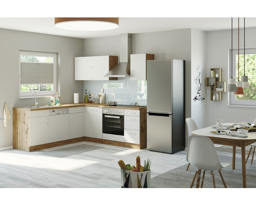 Helle Küche mit Küchenzeile, Spüle, Einbaugeräten und Esstisch