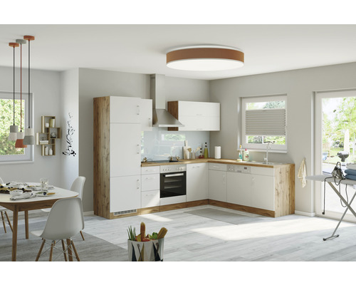 Helle Küche mit Essbereich, Küchenzeile und Beleuchtung