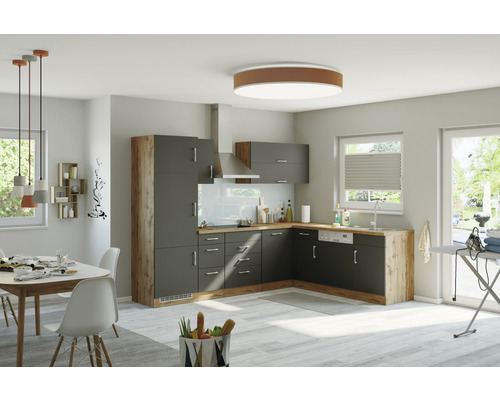 Helle Küche mit Esstisch, Einbauküche und modernen Geräten