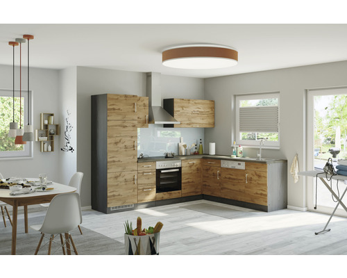 Helle Küche mit Einbauschränken, Esstisch und Bügelbrett