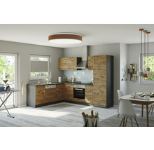 Moderne Küche mit Holzfronten und Esstisch in hellem Raum.