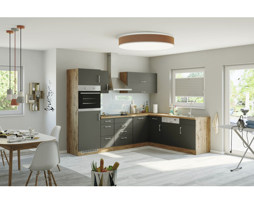 Helle Küche mit Essbereich, grauen Schränken und Holzelementen.