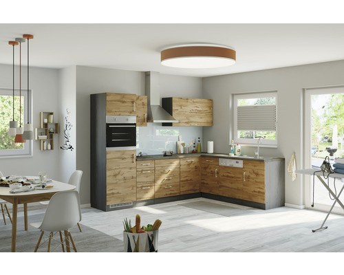 Moderne Küche mit Holzfronten, Esstisch und Stühlen in einem hellen Raum.