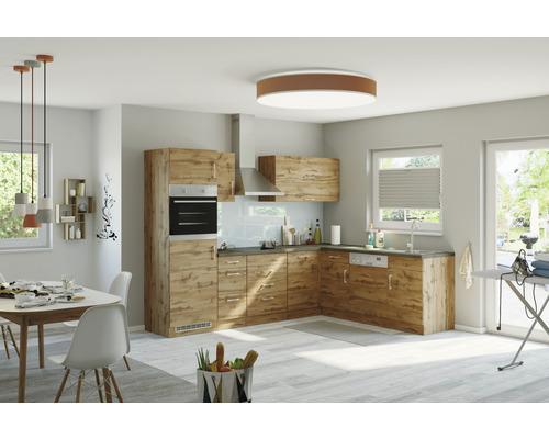 Helle Küche mit Holzfronten, Esstisch und Wäscheständer