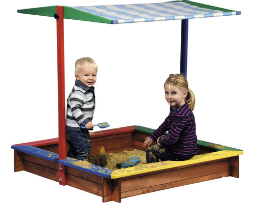 Sandkasten mit Sonnenschutz und spielenden Kindern