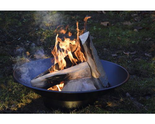 Feuerstelle mit brennendem Holz im Garten