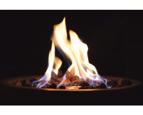 Brennendes Feuer in einer Feuerschale mit Lavasteinen