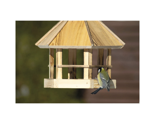 Vogelhaus aus Holz mit einer Meise