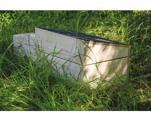 Holz-Igelhaus im Gras