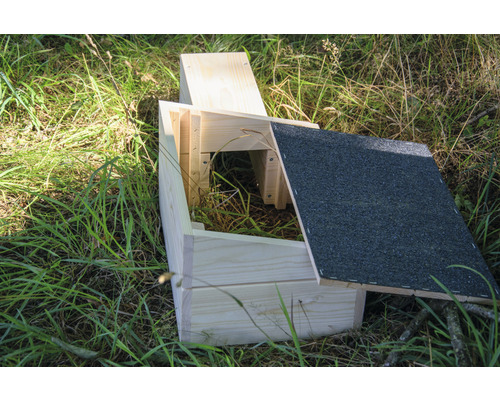 Fledermauskasten aus Holz im Gras