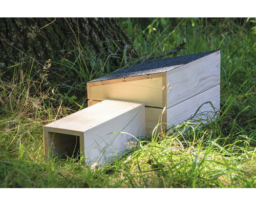 Holz-Igelhaus im Gras