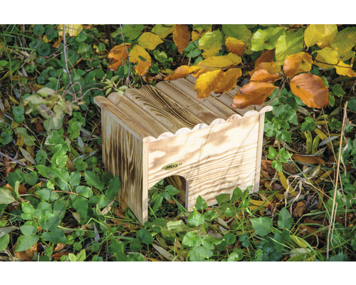 Holz-Igelhaus im Garten