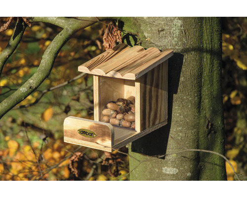 Holz Vogelhaus mit Futter am Baum