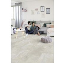 Wohnzimmer mit hellem Fliesenboden, Sofa und Dekoration