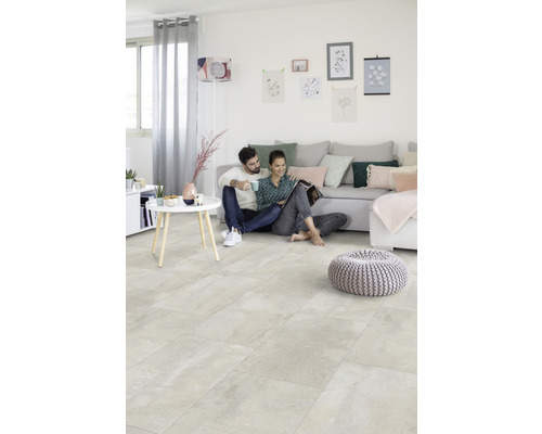 Wohnzimmer mit hellem Fliesenboden, Sofa und Dekoration