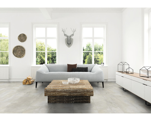 Heller Wohnraum mit Sofa, Holztisch und Dekorationen.