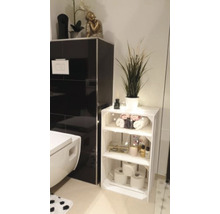 Badezimmer mit Toilette und weißem Regal aus Holzkisten zur Aufbewahrung