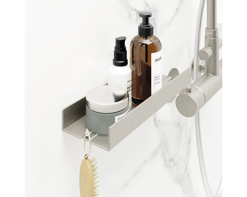 Badezimmerregal aus Metall mit Pflegeprodukten und Bürste