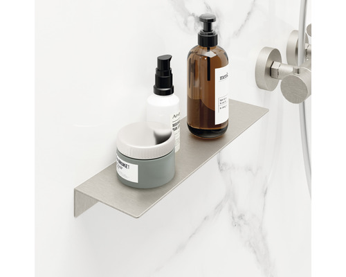 Metallablage im Badezimmer mit Kosmetikprodukten