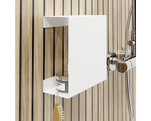 Weißes Wandregal mit Duscharmatur zur Aufbewahrung von Badutensilien