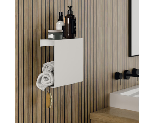 Badezimmer Szene mit weißem Wandregal, Handtüchern und Pflegeprodukten.