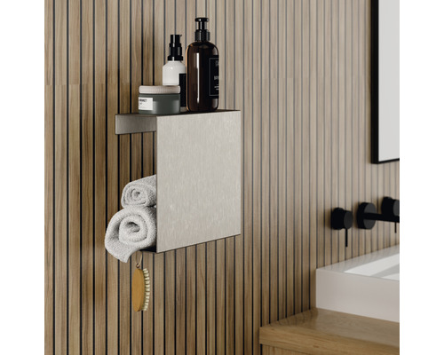 Badzimmer mit Handtuchhalter, Handtüchern und Pflegeprodukten