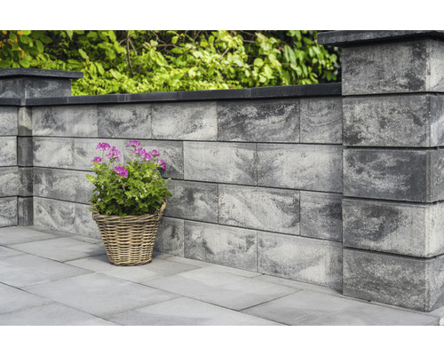 Gartenmauer aus Betonsteinen mit Pflanzkorb