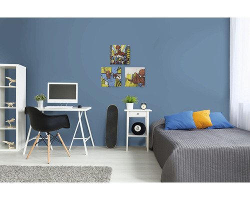 Jugendzimmer mit Schreibtisch, Bett und Wanddekoration mit Spider-Man Motiven