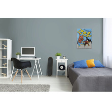 Schlafzimmer mit Schreibtisch, Bett und Wandbild