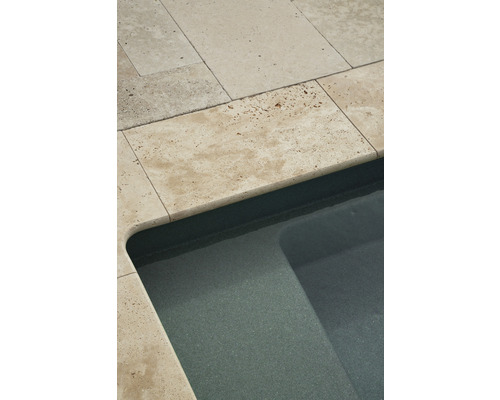 Detailaufnahme eines Pools mit Travertin-Umrandung