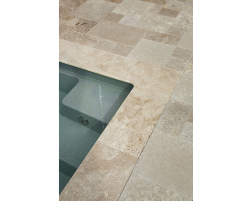 Detailansicht eines Schwimmbeckens mit Travertin-Fliesen