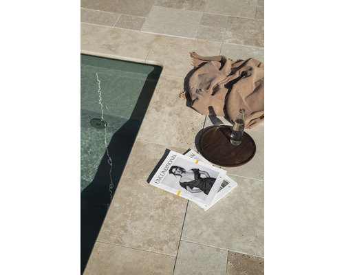 Szene mit Beckenrand, Bodenplatten, Decke, Magazinen, Getränk und Tablett