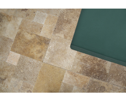 Bodenfliesen und grüne Matte