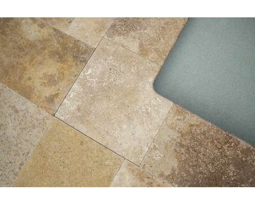 Verlegte Travertinfliesen neben einem Beckenrand