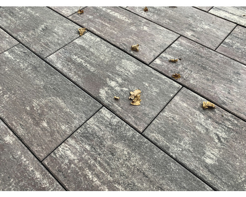 Verlegung von Pflastersteinen mit Blättern