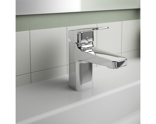 Waschtischarmatur aus Metall im Badezimmer