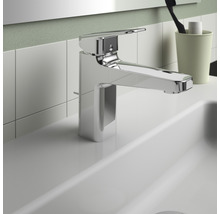Glänzende Waschtischarmatur auf einem Waschbecken im Badezimmer.
