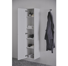 Badezimmer mit offenem, weißen Hängeschrank und Bademantel an der Wand